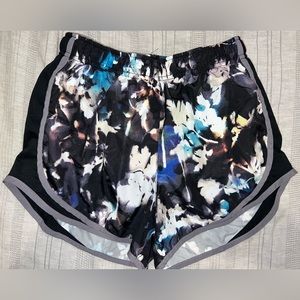 Nike Tempo shorts size Small